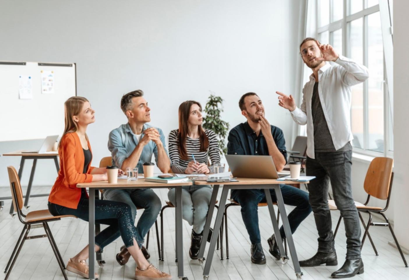 Equipo empresarial trabajando con informes financieros y análisis de datos